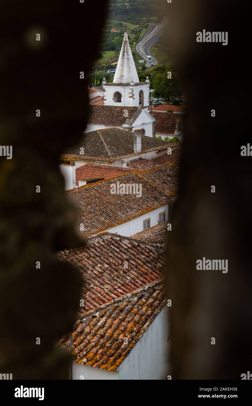 Incorniciata panorama verticale di Obidos village convogliare l'idea che è stata fotografata attraverso una finestra Foto Stock