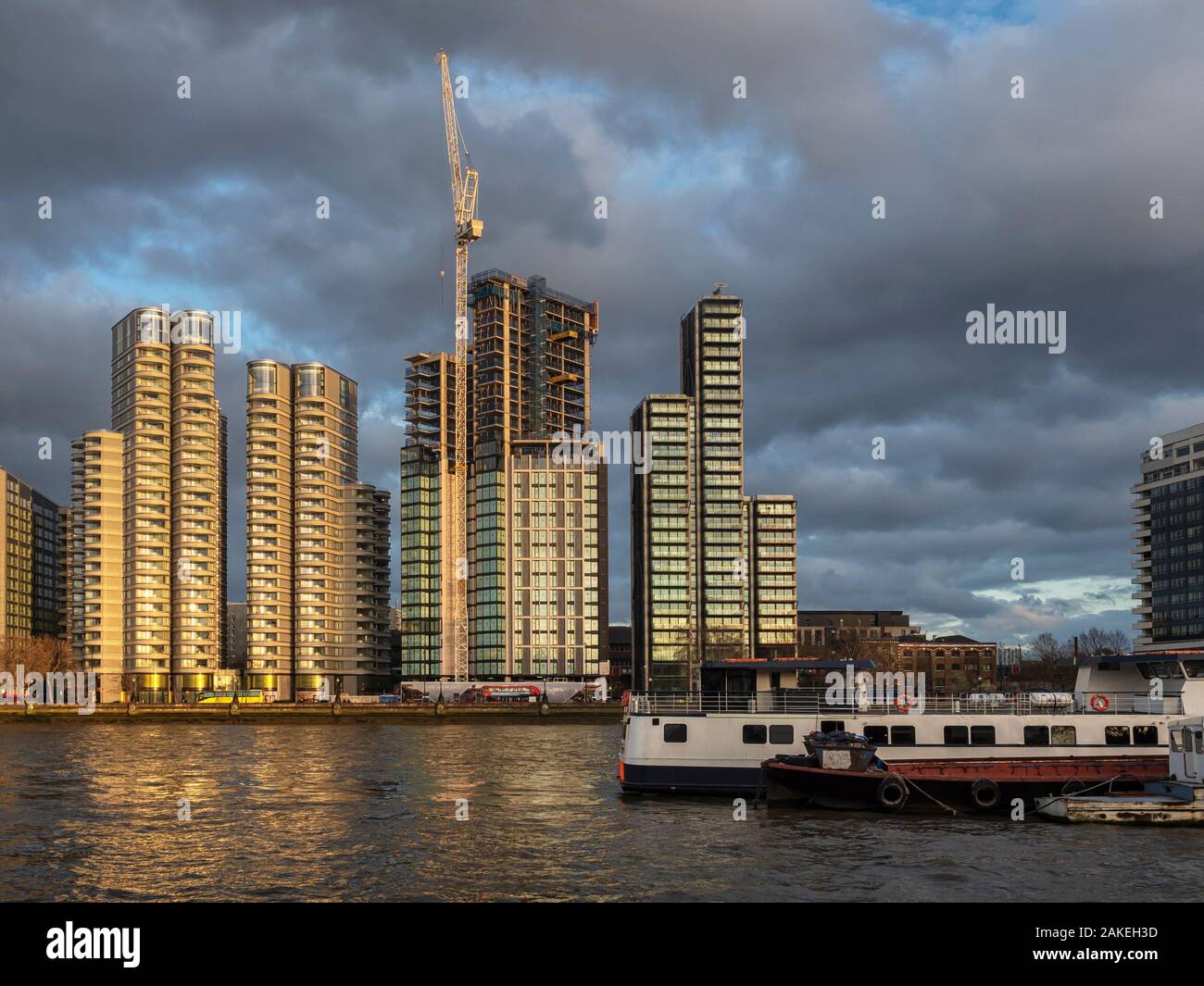 LONDRA, Regno Unito - 20 FEBBRAIO 2019: St George Wharf in costruzione sul fiume Tamigi Foto Stock