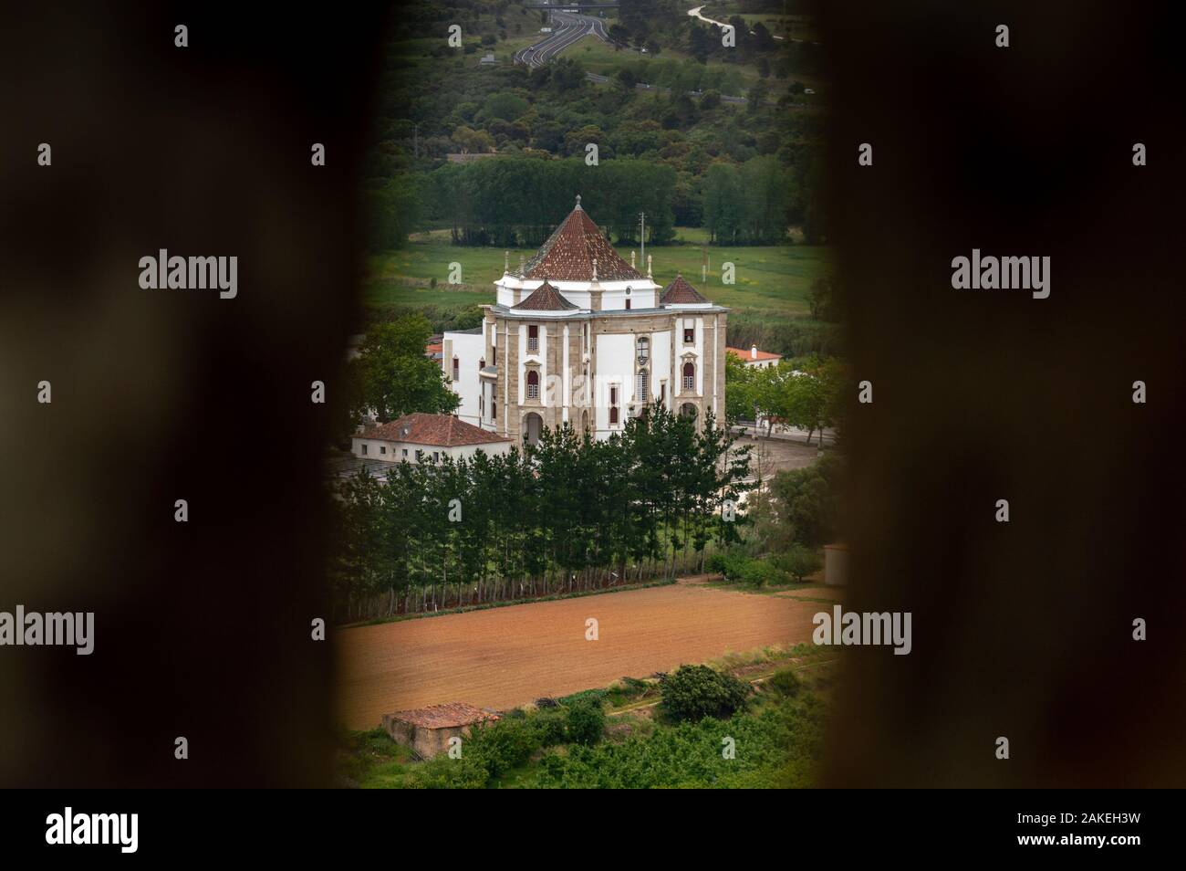 Foto incorniciate del santuario del Signore Gesù da Pedra di Obidos, convogliando l'idea che è stata fotografata attraverso una finestra Foto Stock