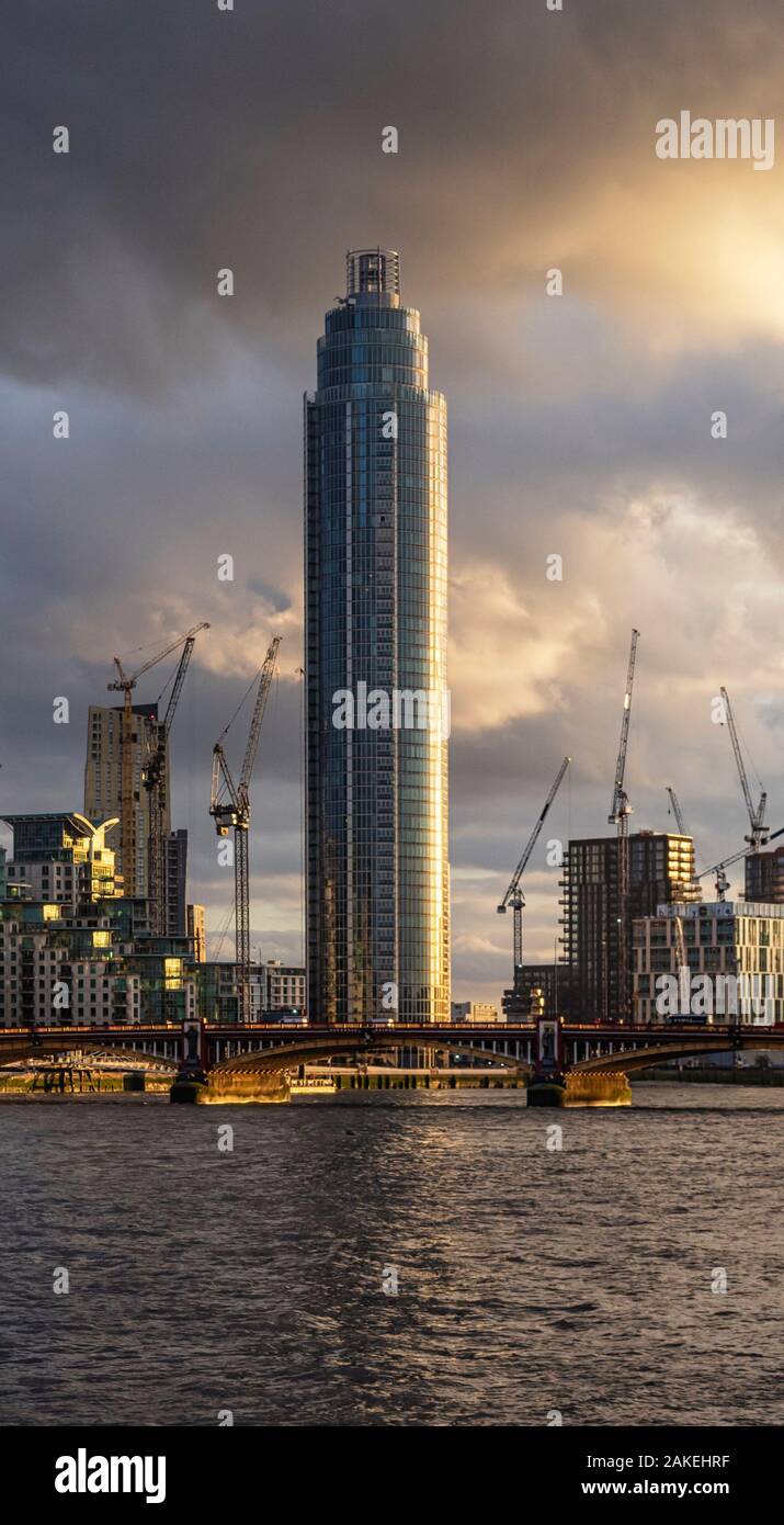 LONDRA, Regno Unito - 20 FEBBRAIO 2019: St George Wharf Tower (nota anche come Vauxhall Tower) un grattacielo residenziale nello sviluppo di St George Wharf Foto Stock