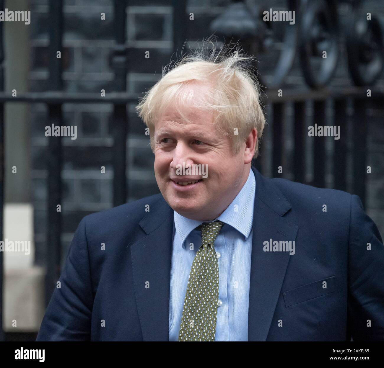 10 Downing Street, Londra, Regno Unito. 8 gennaio 2020. Il primo ministro Boris Johnson lascia 10 di Downing Street per partecipare settimanalmente i Primi Ministri domande in Parlamento. Credito: Malcolm Park/Alamy. Foto Stock
