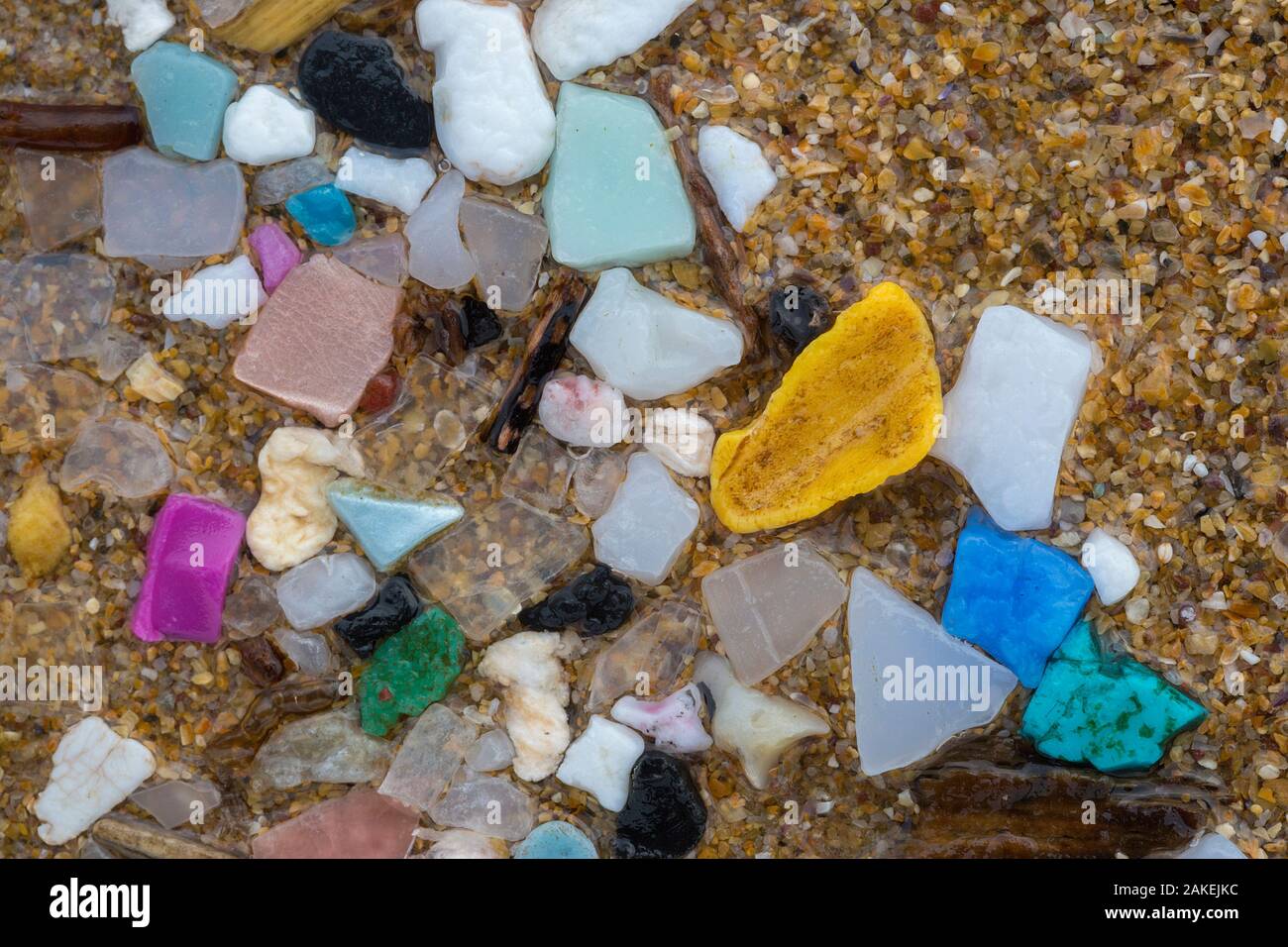 Marine microplastics (particelle con dimensione superiore limite di 5mm) lavato fino a una spiaggia di Pembrokeshire, Wales, Regno Unito. Gennaio. Foto Stock