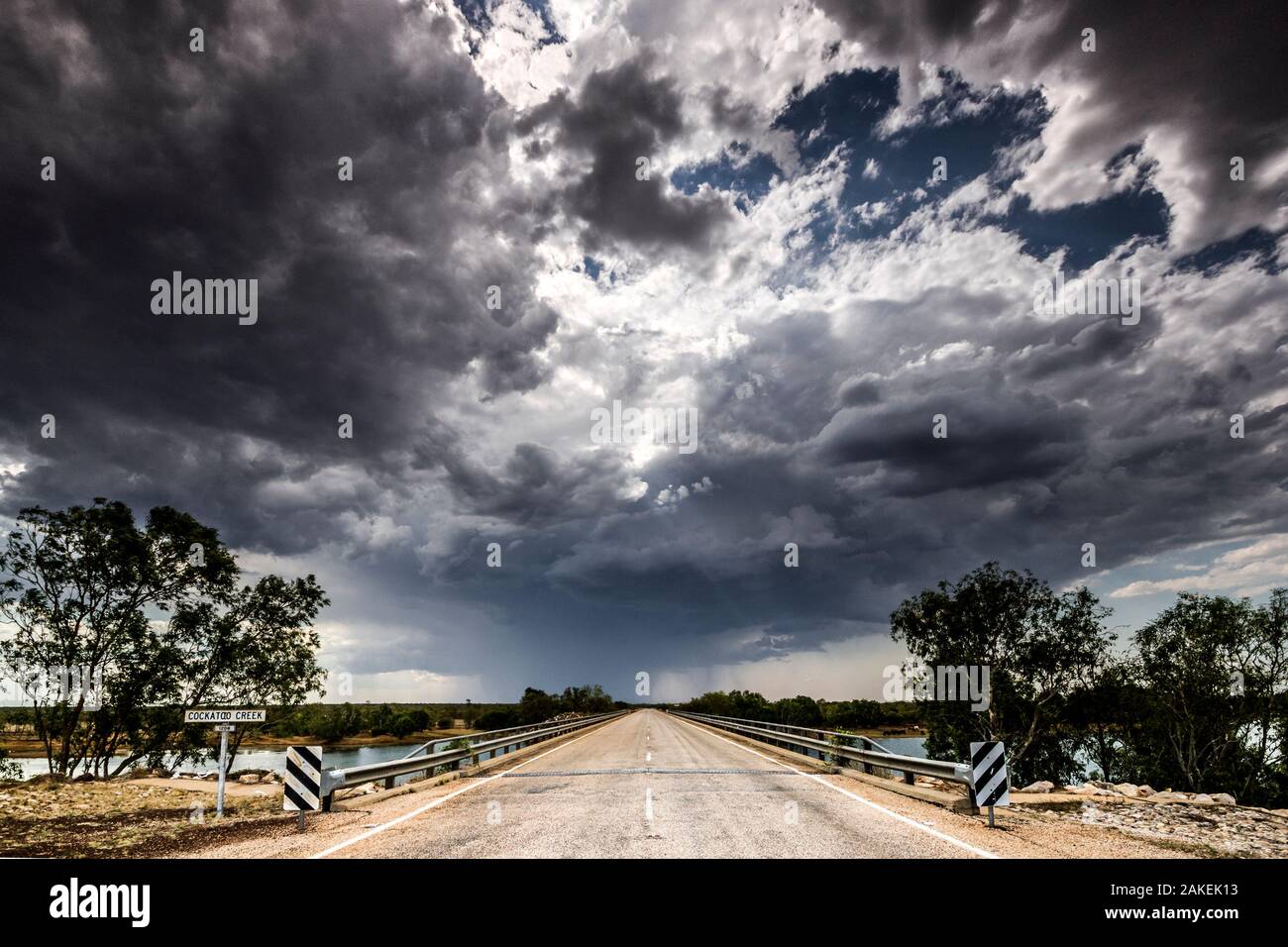 Nuvole temporalesche con pioggia e ponte stradale in Western Australia, ottobre 2013. Foto Stock