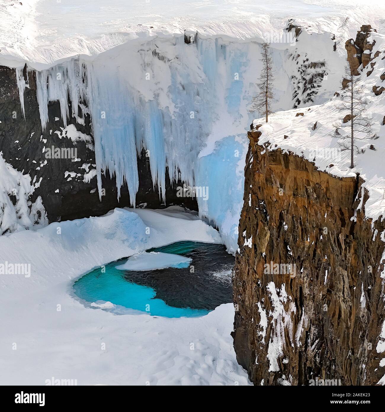 Cascate ghiacciate in stato di Putoransky Riserva Naturale, Altopiano Putorana, Siberia, Russia, Aprile. Foto Stock