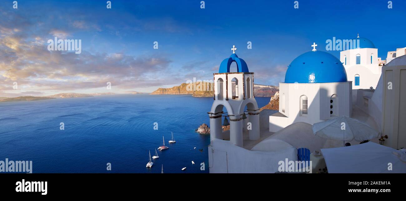 Panoramica della cupola blu chiesa greco-ortodossa di Oia - Santorini ( Thira ) Island, Grecia. Foto Stock