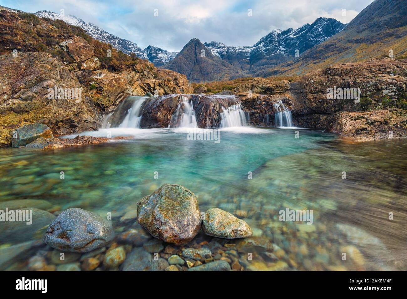 Fata di piscine con Nero montagne Cuillin in background, Isola di Skye, Ebridi Interne, Scotland, Regno Unito. Gennaio 2014. Foto Stock