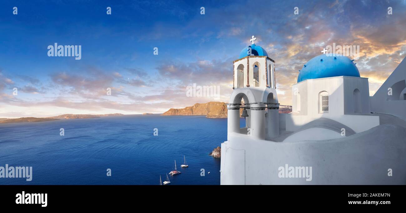 Tramonto panoramico oltre la tradizionale greco ortodossa di Oia (Ia), Cicladi isola di Thira, Santorini, Grecia. L'insediamento di Oia era essere Foto Stock
