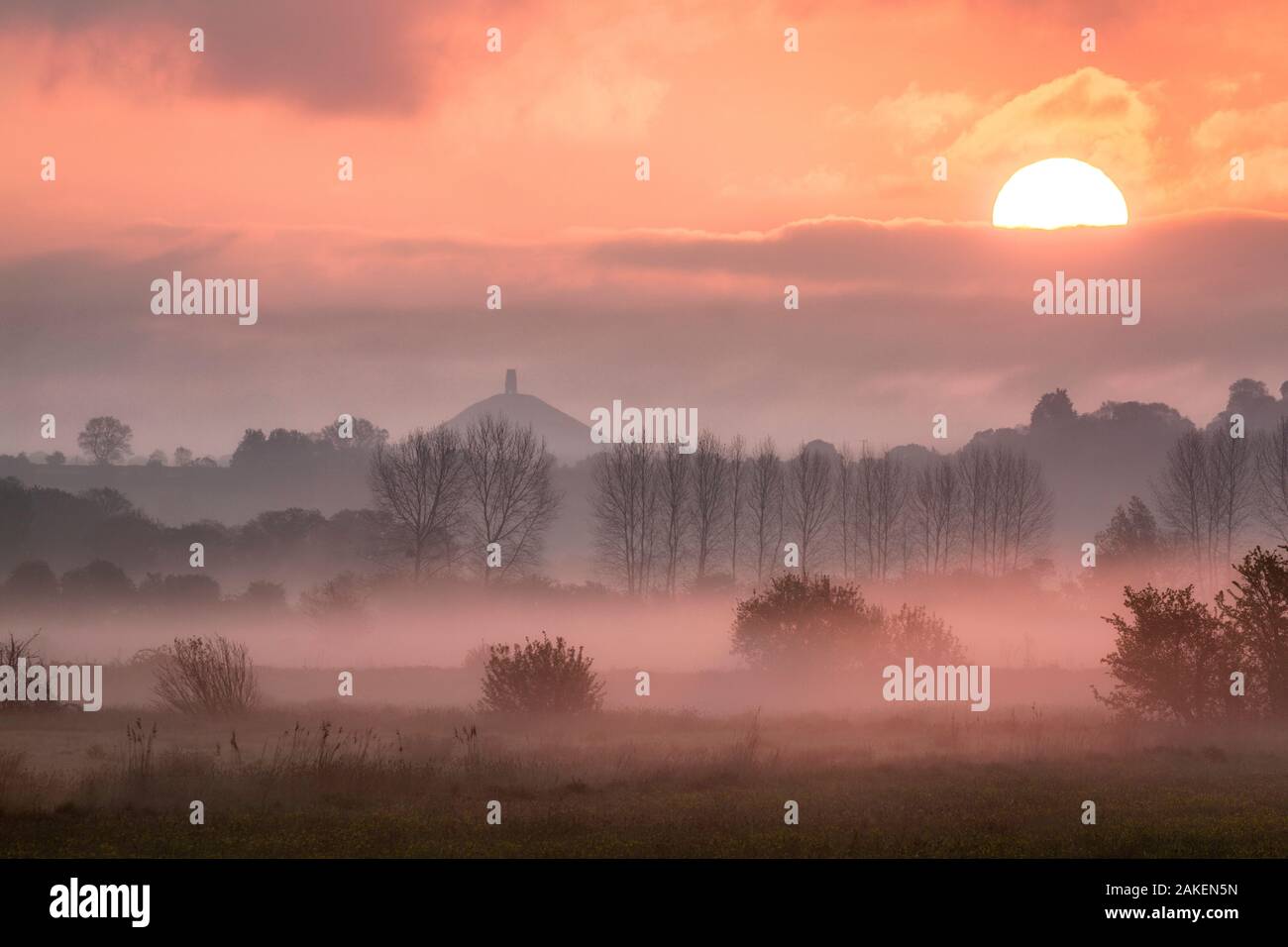 Glastonbury Tor di sunrise, Somerset livelli, Somerset, Inghilterra. Maggio 2016 Foto Stock