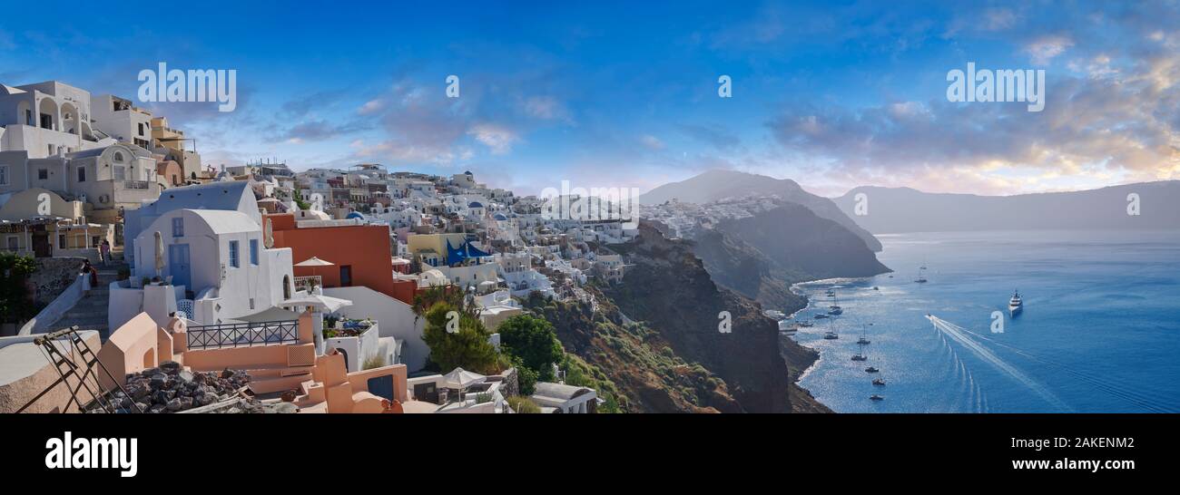 Vista panoramica di Oia (Ia), Cicladi isola di Thira, Santorini, Grecia Foto Stock