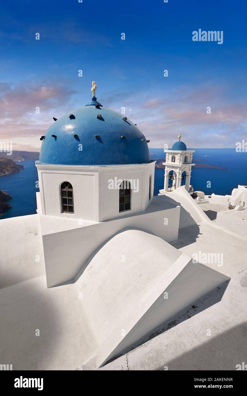 Tradizionale a cupola blu chiesa greco-ortodossa di Imerovigli, isola di Thira, Santorini, Grecia. Foto Stock