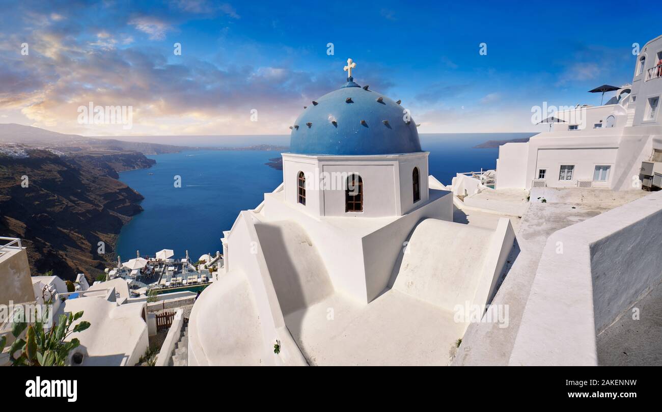 Tradizionale a cupola blu chiesa greco-ortodossa di Imerovigli, isola di Thira, Santorini, Grecia. Foto Stock