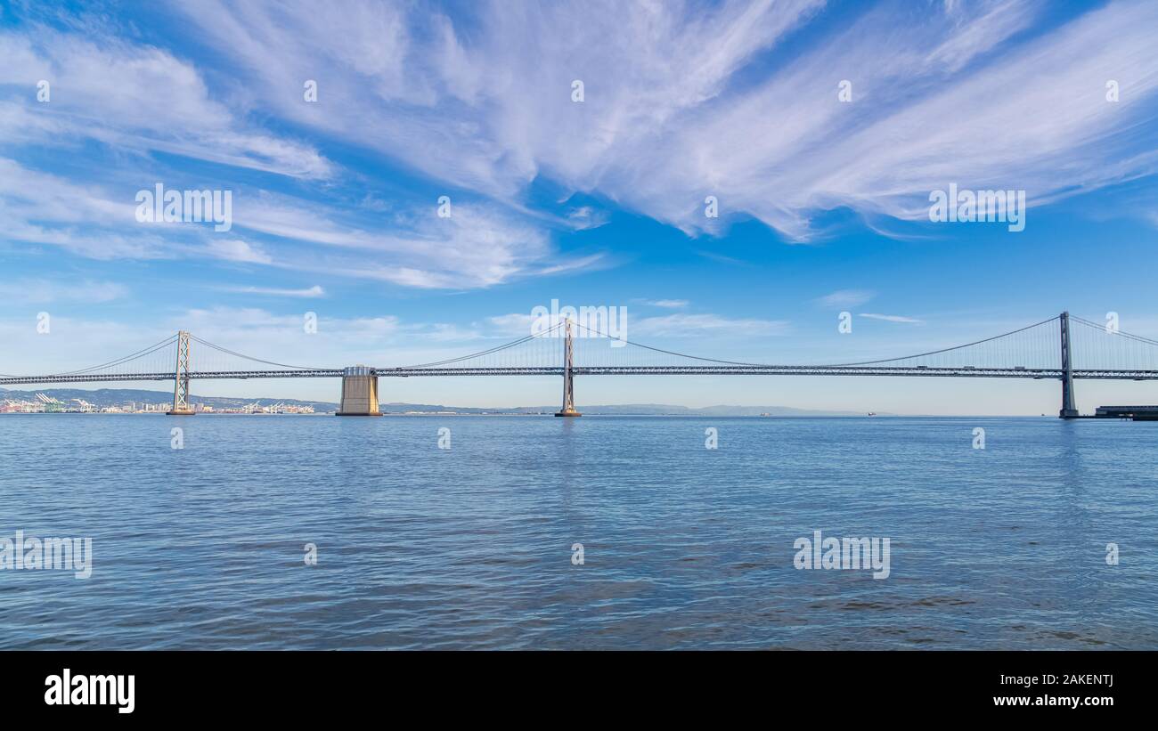 San Francisco, l'Embarcadero, l'Oakland Bay Bridge al tramonto, panorama Foto Stock