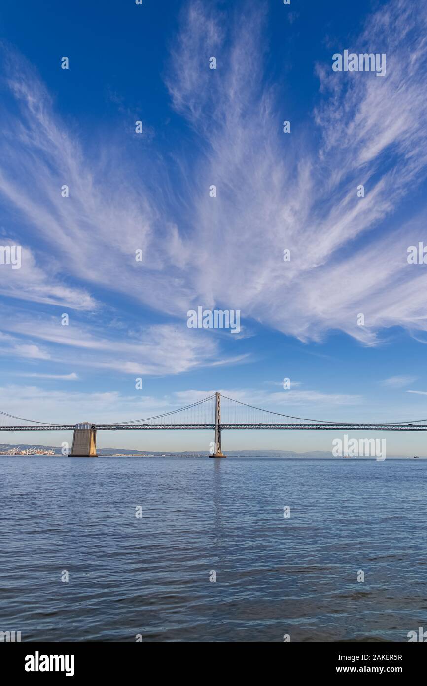 San Francisco, l'Embarcadero, l'Oakland Bay Bridge al tramonto, panorama Foto Stock