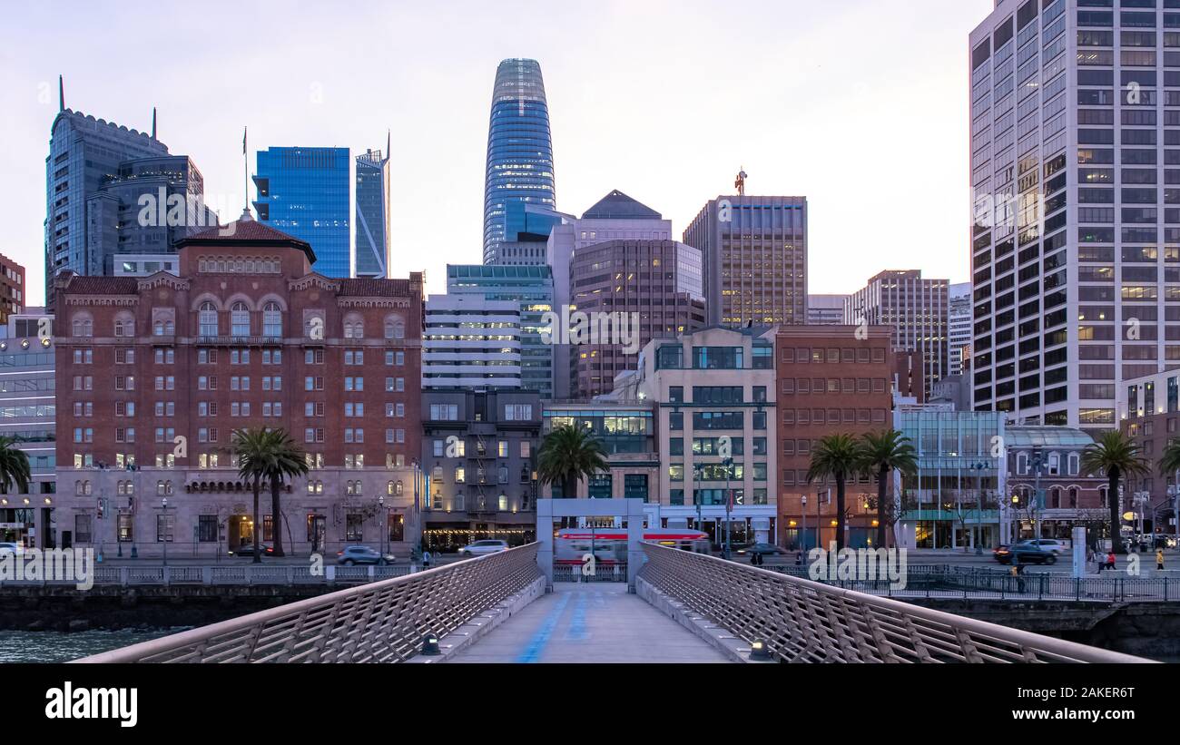 San Francisco, l'Embarcadero, centro al tramonto, vista dal molo, panorama Foto Stock