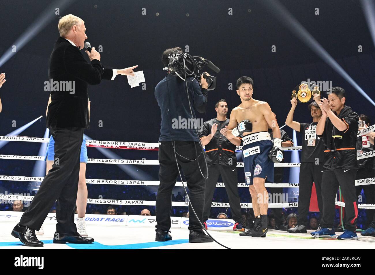 Un anello presentatore Jimmy Lennon Jr. introduce Ryota Murata del Giappone prima la WBA Middleweight title bout contro Steven maggiordomo del Canada a Yokohama Arena di Kanagawa, Giappone il 23 dicembre 2019. Credito: Hiroaki Yamaguchi/AFLO/Alamy Live News Foto Stock
