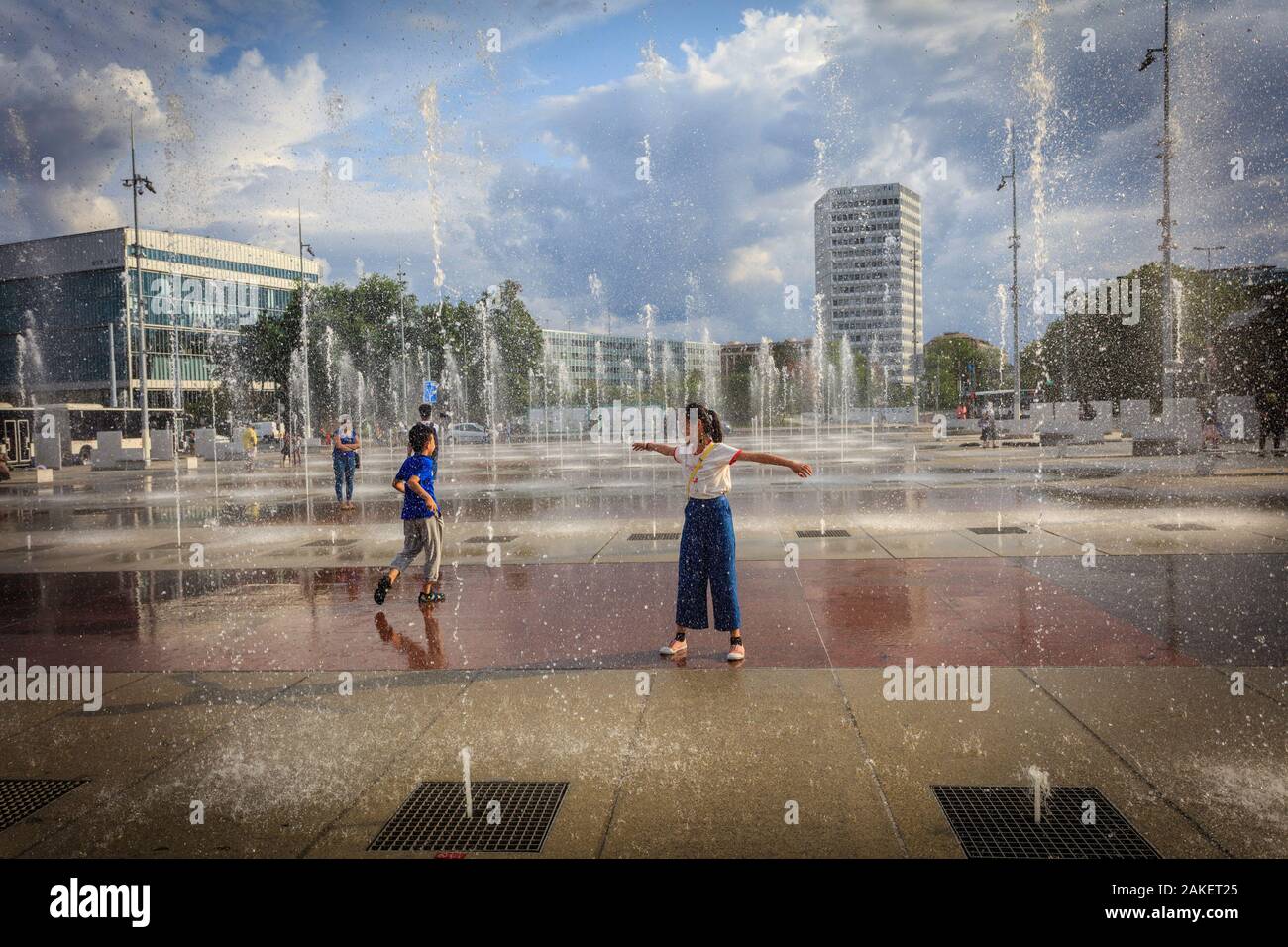 Due bambini giocano con l'acqua nella piazza delle Nazioni Unite presso la sede delle Nazioni Unite a Ginevra. Svizzera Foto Stock