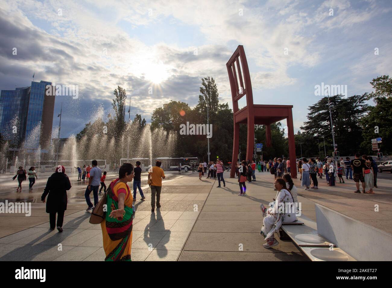 Turisti in piazza delle Nazioni Unite presso la sede centrale delle Nazioni Unite Ginevra. Svizzera Foto Stock