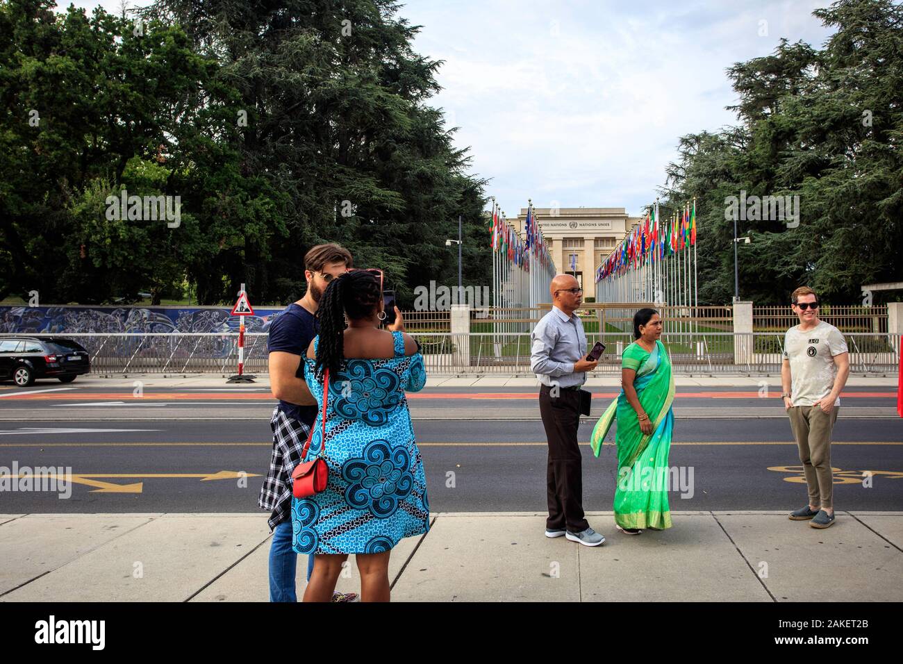 I turisti scattano foto della sede della Nazione Unite a Ginevra. Svizzera Foto Stock
