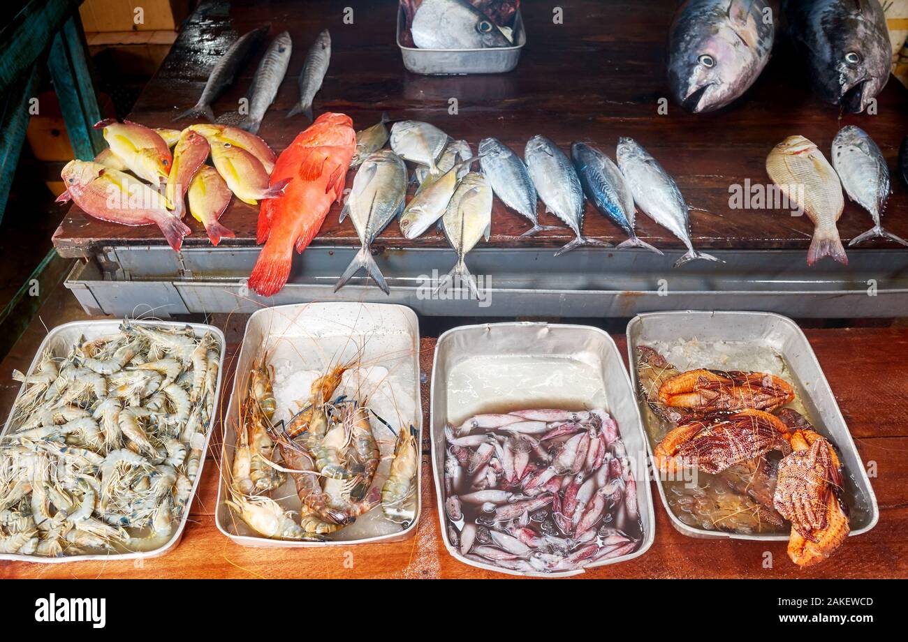 Piatti a base di frutti di mare freschi al mercato in Colombo, Sri Lanka. Foto Stock