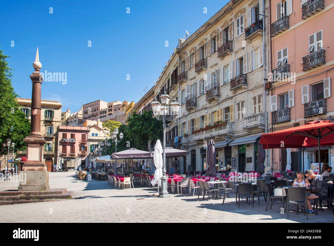 CAGLIARI, Italia - 17 settembre 2017: una vista della Piazza Yenne square, a Cagliari, Sardegna, Italia, con le caratteristiche terrazze dei caffè e dei Foto Stock