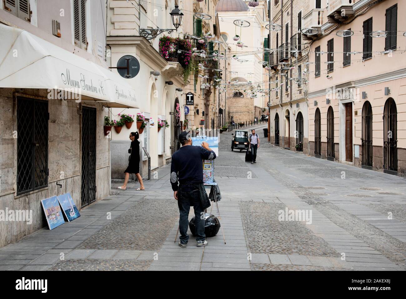ALGHERO, Italia - 18 settembre 2017: la gente a piedi dalla Piazza Civica street nel centro storico, la città vecchia di Alghero, Sardegna, mentre una vernice Foto Stock
