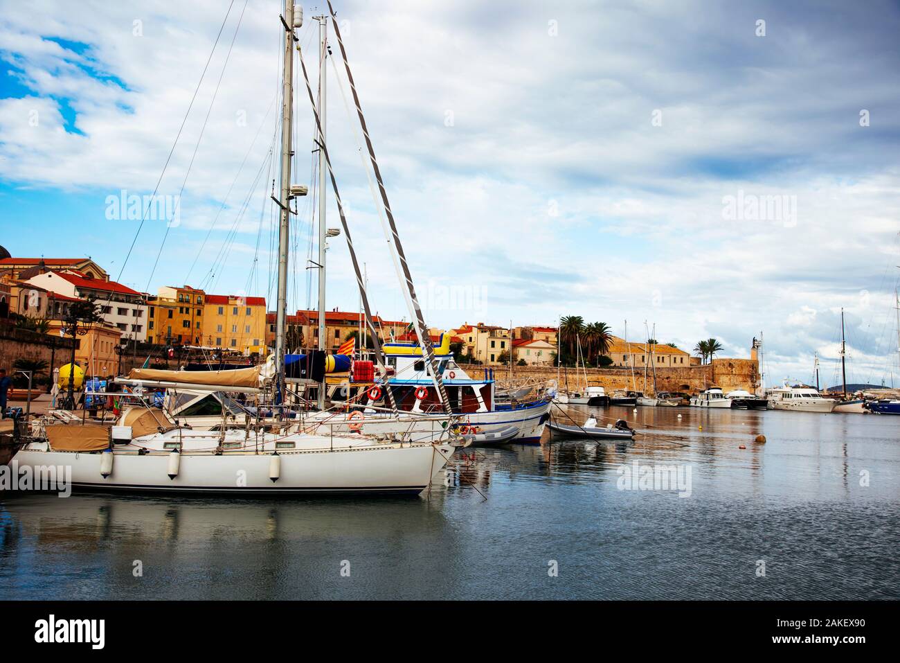ALGHERO, Italia - 18 settembre 2017: una vista sul porto di Alghero, Sardegna, Italia, accanto alle mura del centro storico, la città vecchia della cit Foto Stock