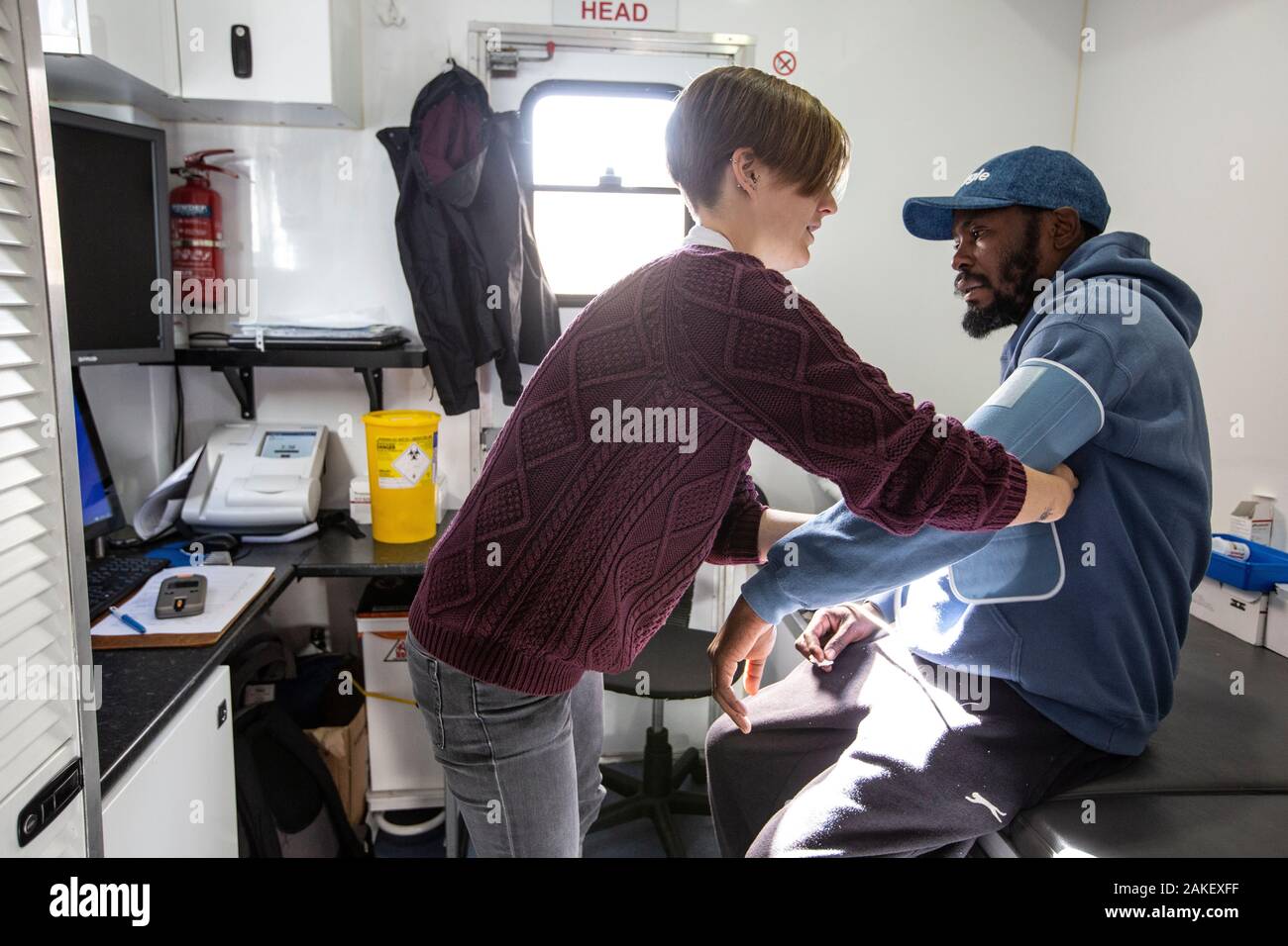 "Individuare e curare l' NHS Van team che va a trovare persone senza dimora con TB e epatite C a dare in loco la diagnosi e trattare la malattia, UK. Foto Stock