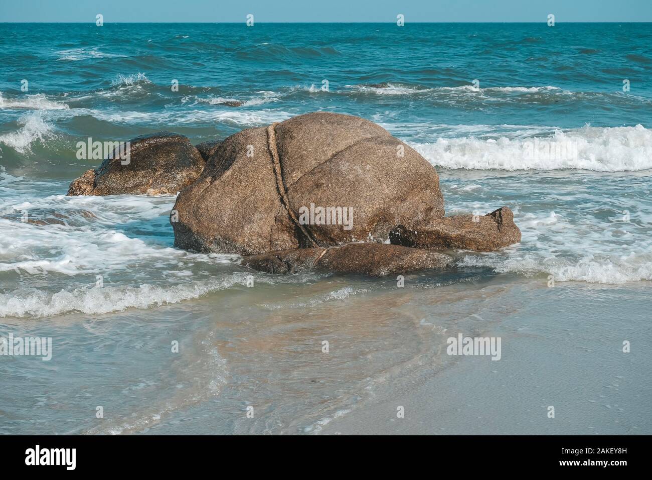 Big Stone con onde del mare sulla spiaggia di Hua Hin, Prachuap Khiri Khan, Thailandia. Toni pastello. Foto Stock