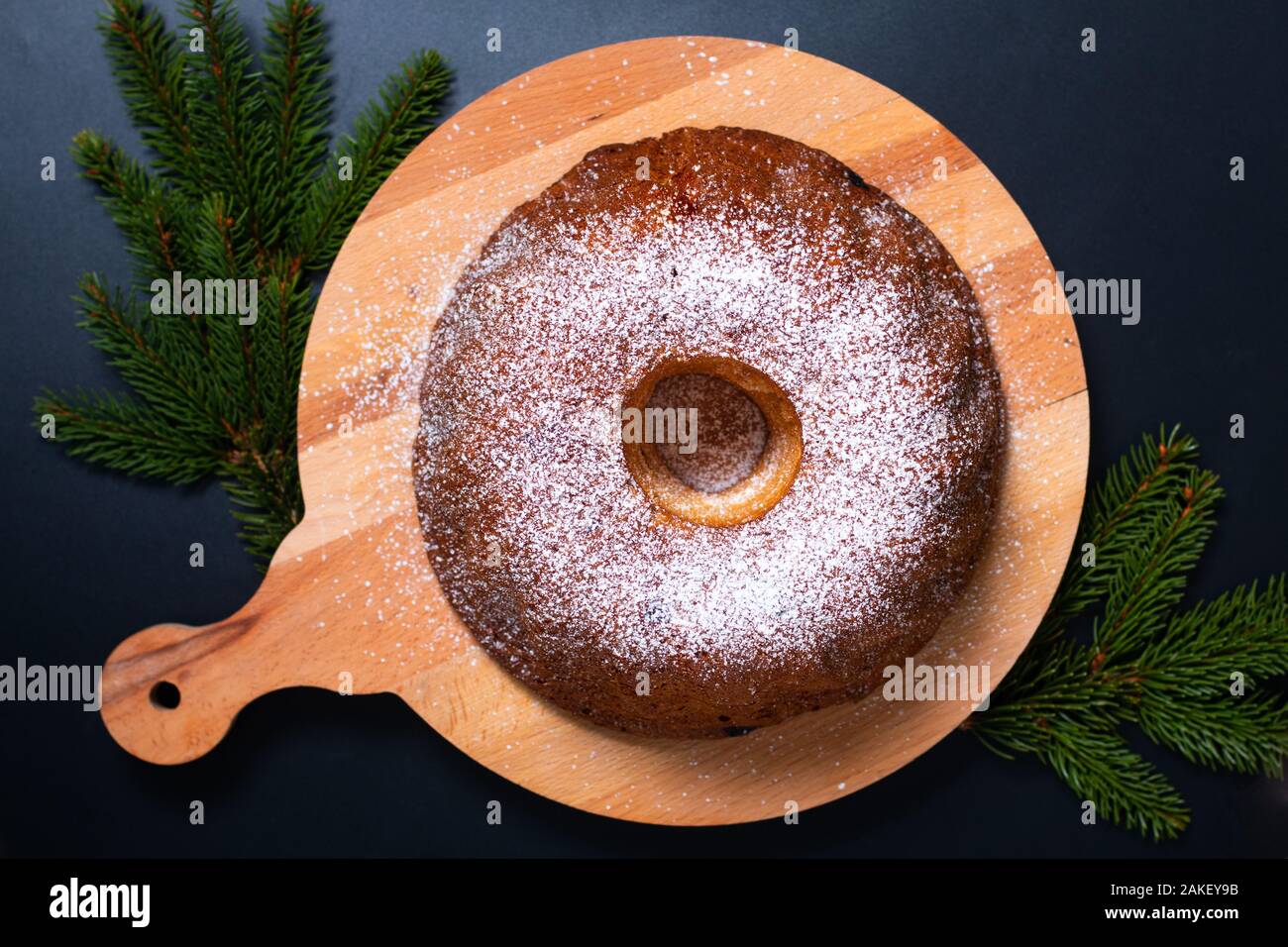 Concetto di cibo in casa Gugelhupf, Guglhupf, Kugelhopf, kouglof bundt torta lievito dell Europa Centrale su sfondo nero Foto Stock