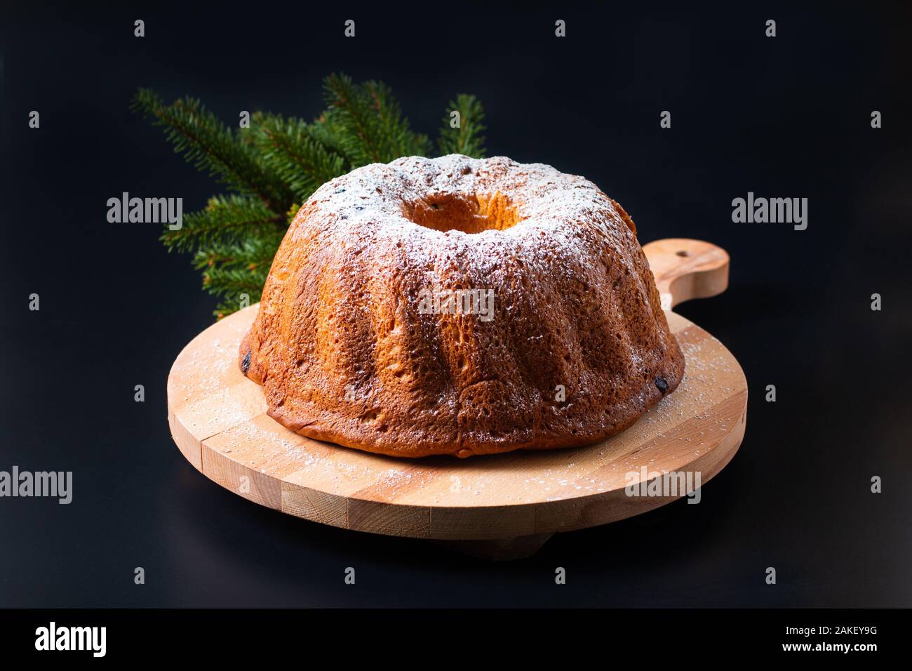 Concetto di cibo in casa Gugelhupf, Guglhupf, Kugelhopf, kouglof bundt torta lievito dell Europa Centrale su sfondo nero Foto Stock