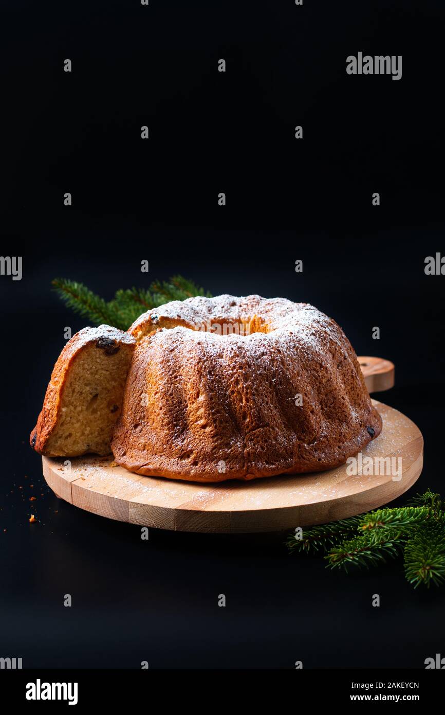 Concetto di cibo in casa Gugelhupf, Guglhupf, Kugelhopf, kouglof bundt torta lievito dell Europa Centrale su sfondo nero Foto Stock