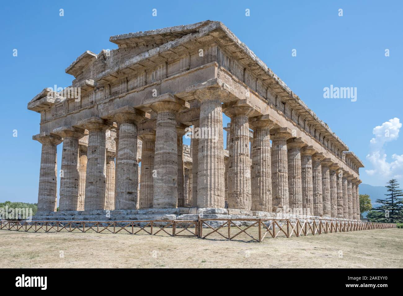 Vista da sud a ovest di Nettuno Tempio dorico, girato in condizioni di intensa luce estiva a Paestum, Salerno, Campania, Italia Foto Stock