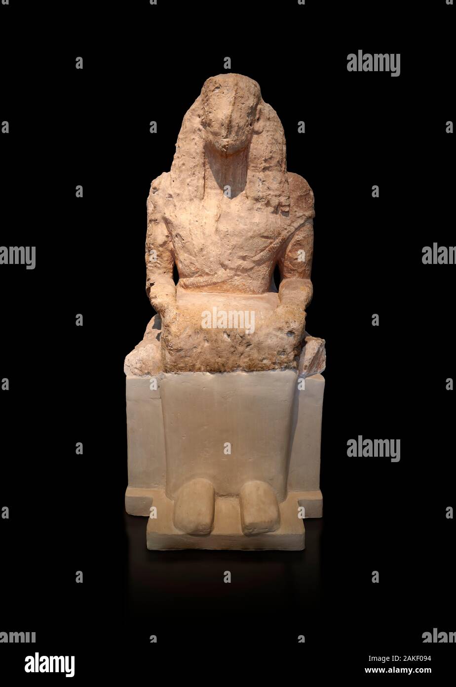 Stone arcaica greca antica statua della dea seduto, trovata presso Aghiorghitika, circa 630 BC. Atene Museo Archeologico Nazionale cat n. 57. Di nuovo Foto Stock