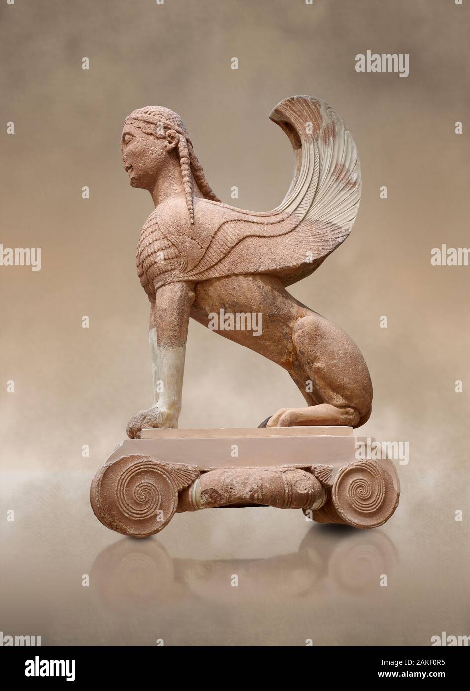 Arcaico greco antico scultura di una sfinge originariamente sulla parte superiore della colonna di Naxos, 570-560 A.C. Delphi Museo Archeologico Nazionale. Foto Stock