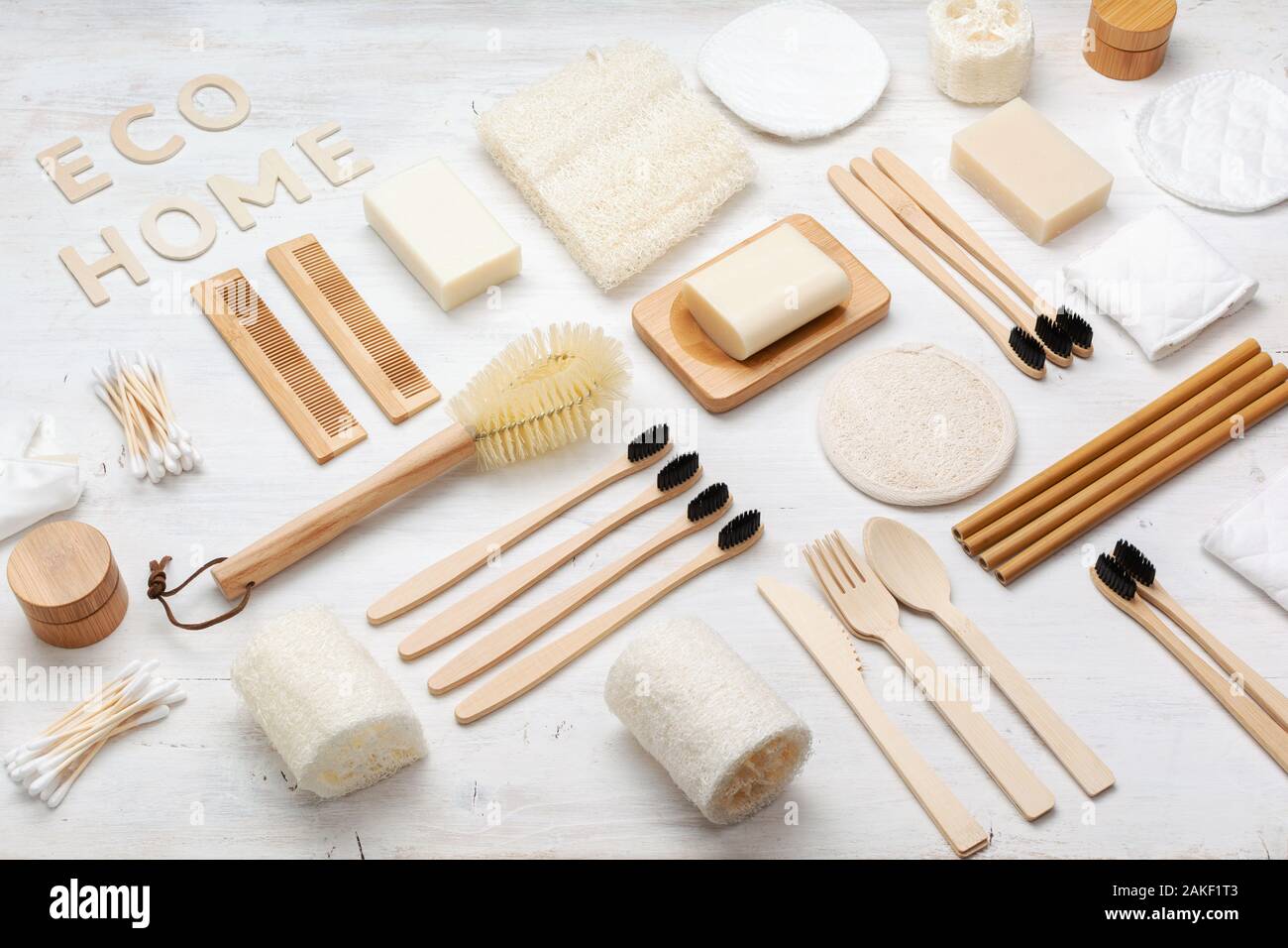 Eco vivere. Creative flatlay naturale con accessori biodegradabili. Gli spazzolini da denti di bambù, sapone artigianale shampoo bar, batuffoli di cotone pastiglie, prodotti di igiene la luffa su bianco, vista dall'alto Foto Stock