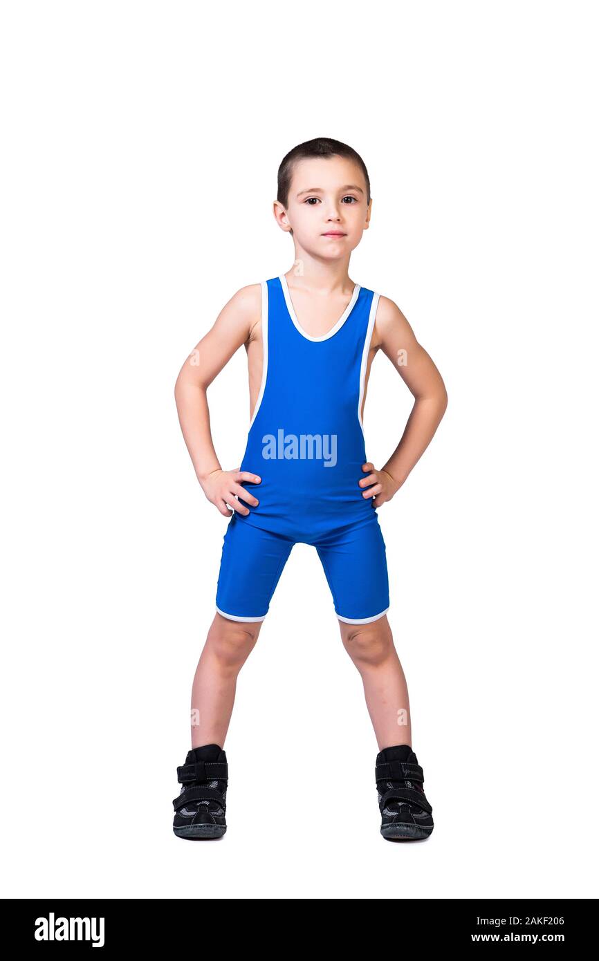 Il concetto di Little Fighter atleta. Piccolo ragazzo divertente in un blu a tenuta sportiva tenendo le mani sulla vita, guardando la telecamera su un isolato di bianco Foto Stock