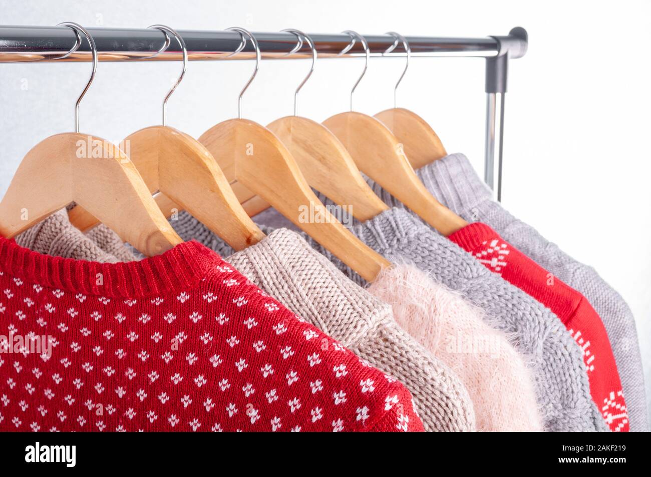 Maglioni caldi. Abbigliamento femminile su open bastone appendiabiti. La vendita e il concetto di shopping Foto Stock