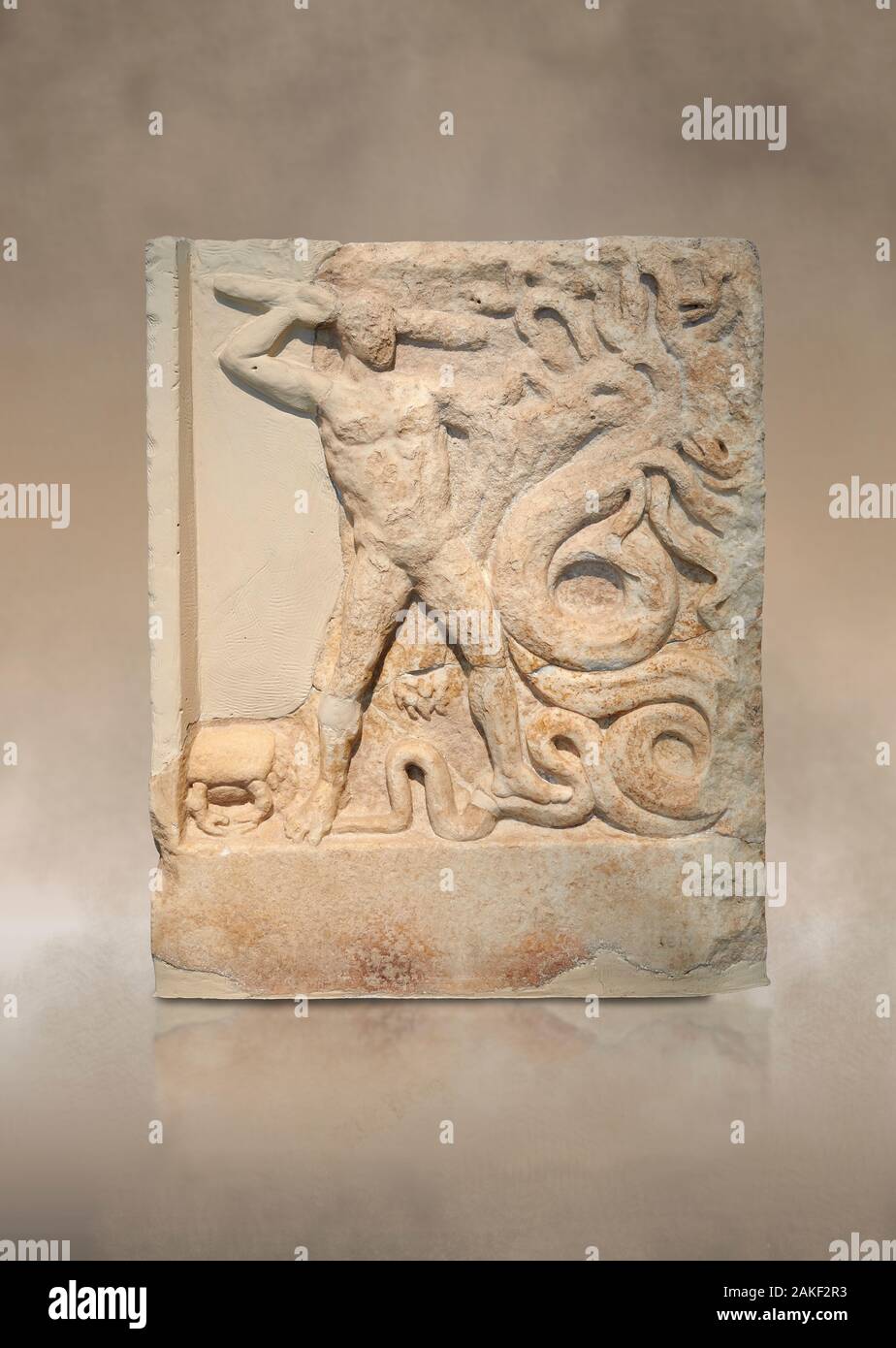 Il Greco antico rilievo raffigurante il massacro del Lernaian Hydra dalle fatiche di Ercole, Milos, III sec. A.C. Atene Archeologico Nazionale Foto Stock