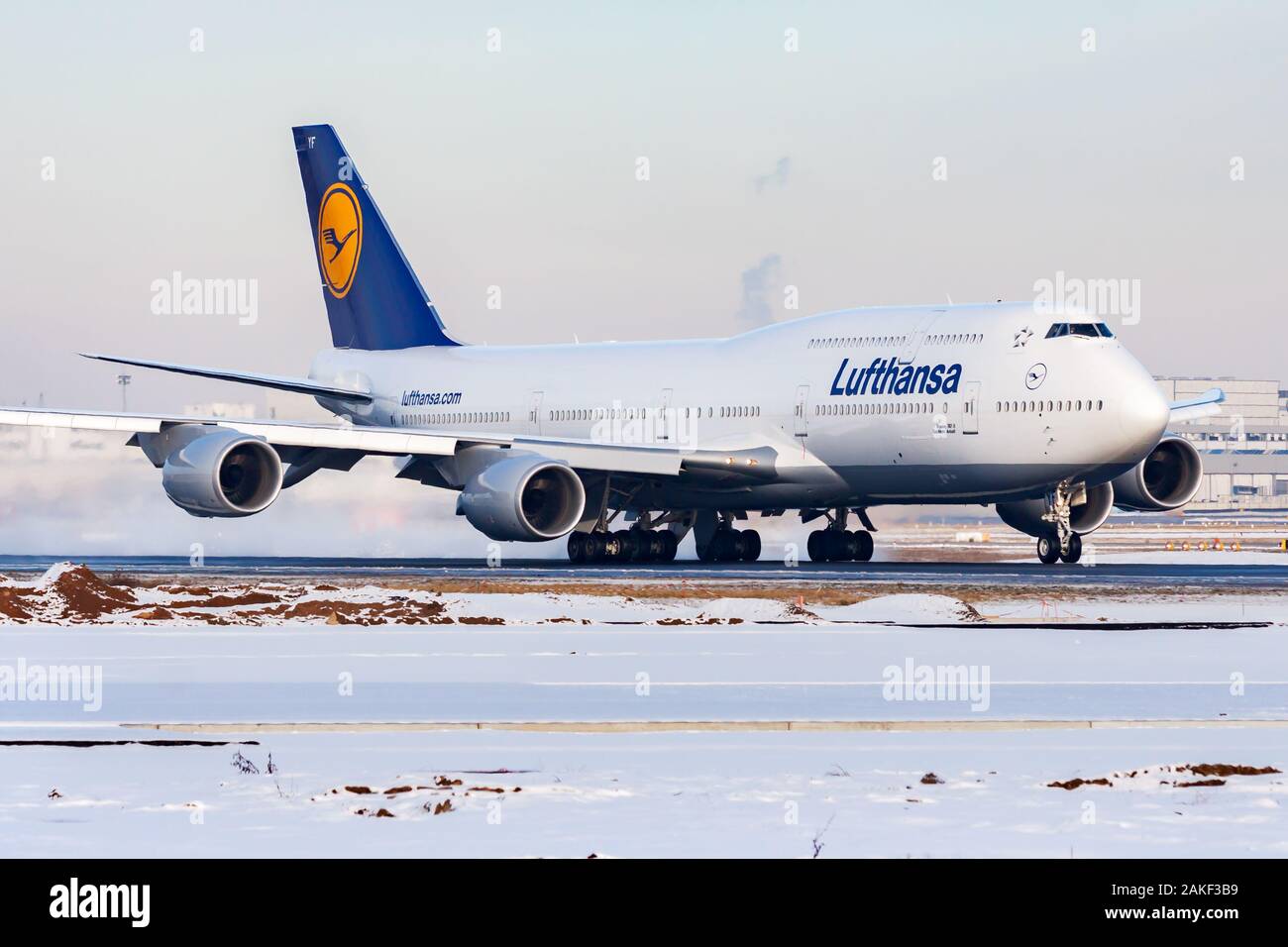 Francoforte / Germania - 8 dicembre 2012: Lufthansa Boeing 747-8 D-ABYF aereo passeggeri in partenza dall'aeroporto di Francoforte Foto Stock