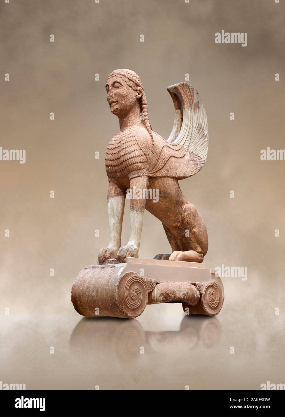 Arcaico greco antico scultura di una sfinge originariamente sulla parte superiore della colonna di Naxos, 570-560 A.C. Delphi Museo Archeologico Nazionale. Foto Stock