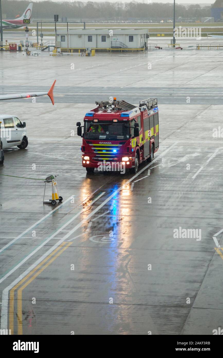Motore antincendio / apparecchio / soccorritori di emergenza / personale di pronto soccorso / assistenti di primo soccorso, assistere ad un aereo / aereo / aereo dopo che un passeggero è diventato malato / preso in condizioni di salute durante un volo in entrata per l'aeroporto. Un’ambulanza di emergenza ha poi preso parte. INGHILTERRA (115) Foto Stock