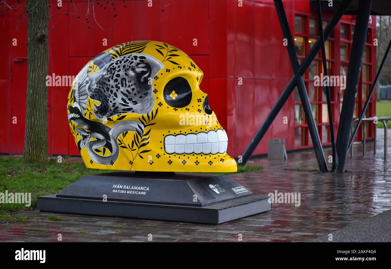 Parigi, Francia - 8 gennaio 2020: 'Mexicraneos' mostra di teschi gigante dipinte e decorate da artisti messicani detenute nel Parc de la Villette. Foto Stock