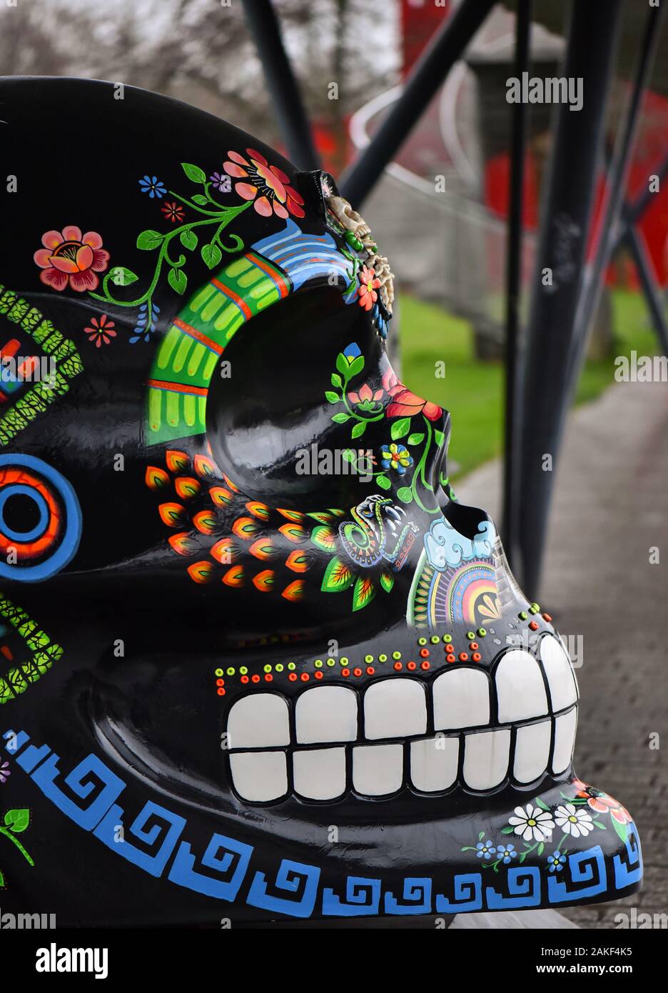 Parigi, Francia - 8 gennaio 2020: 'Mexicraneos' mostra di teschi gigante dipinte e decorate da artisti messicani detenute nel Parc de la Villette. Foto Stock