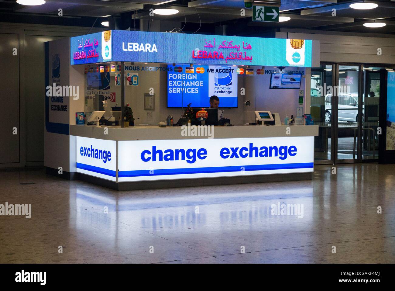 Scambio globale Servizio di cambio estero Ufficio di cambio in partenza check in / sala principale / area arrivi dell'aeroporto di Ginevra. Svizzera. (115) Foto Stock