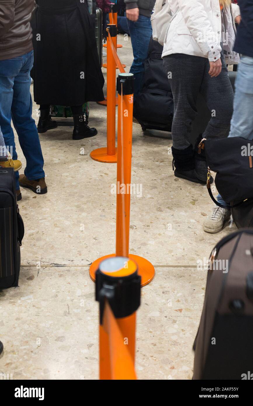 I passeggeri Easyjet nel tendere la cinghia barriera coda controllata / accodamento code / / area di attesa per controllare nel loro caso, bagagli, valigie / tuta valigia. (115) Foto Stock