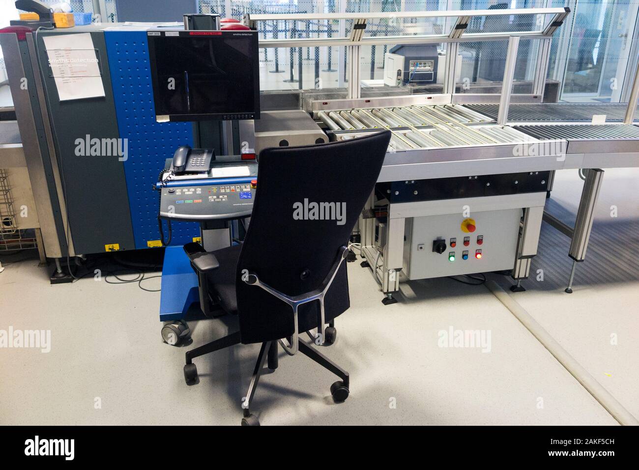 Aeroporto raggi x / X ray protezione bagaglio bagagli scanner e i rulli di laminazione / cintura di sicurezza per il trasporto di passeggeri valigie e borse attraverso la macchina, realizzata da Smiths Detection. (115) Foto Stock