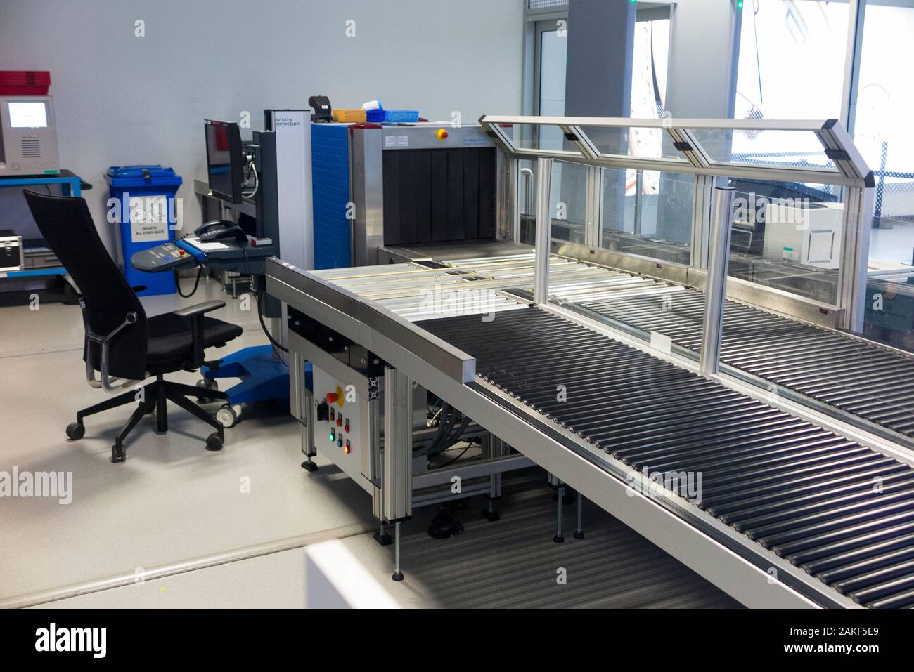 Aeroporto raggi x / X ray protezione bagaglio bagagli scanner e i rulli di laminazione / cintura di sicurezza per il trasporto di passeggeri valigie e borse attraverso la macchina, realizzata da Smiths Detection. (115) Foto Stock