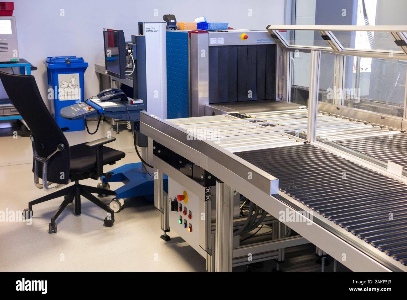 Aeroporto raggi x / X ray protezione bagaglio bagagli scanner e i rulli di laminazione / cintura di sicurezza per il trasporto di passeggeri valigie e borse attraverso la macchina, realizzata da Smiths Detection. (115) Foto Stock