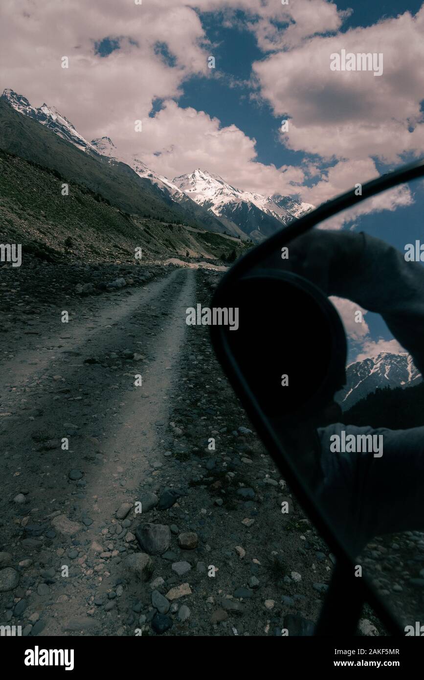 Le linee principali per la coperta di neve glaciale di picco di montagna Foto Stock