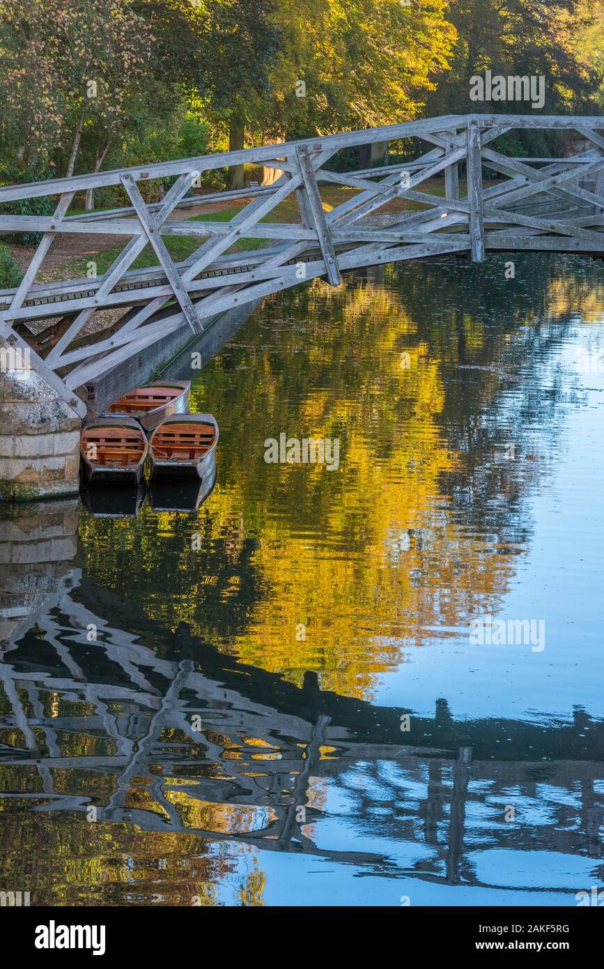 Regno Unito, Inghilterra, Cambridgeshire, Cambridge, fiume Cam, del Queens' College, Ponte di matematica Foto Stock
